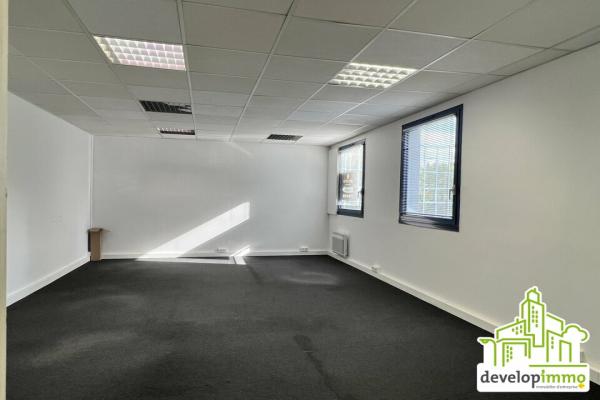 Plateau de bureaux de 74 m² à 100 m du tram - Vente et location de locaux et bureaux en Normandie