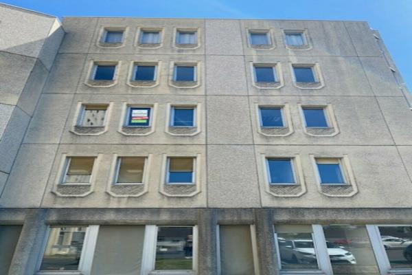 Péricentre 5 - bureaux rénovés pour une surface totale de 67m², avec stationnement.