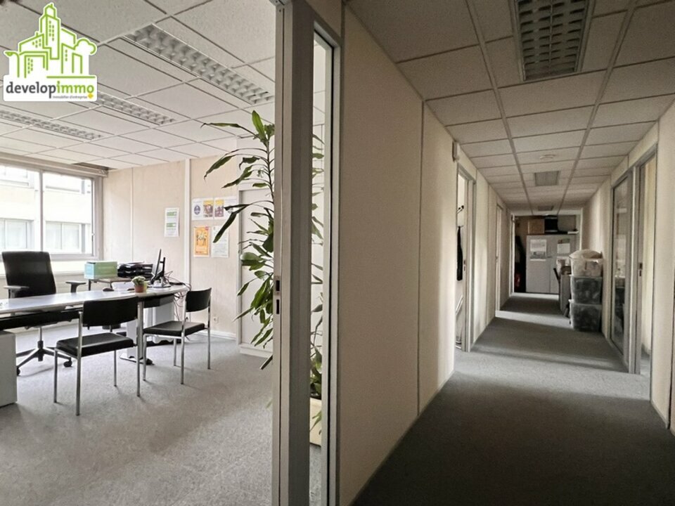 Immeuble de bureaux offrant un beau potentiel Immeuble de bureaux offrant un beau potentiel