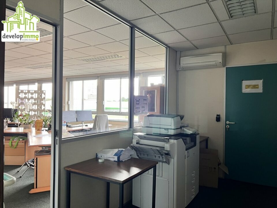 Immeuble de bureaux offrant un beau potentiel Immeuble de bureaux offrant un beau potentiel