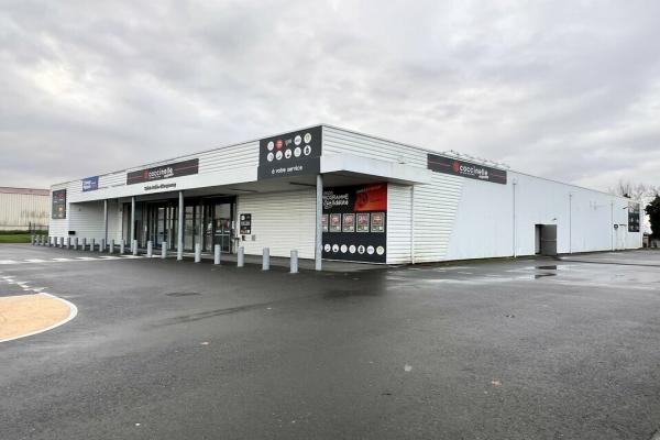 LOCAL COMMERCIAL 450 m² - Vente et location de locaux et bureaux en Normandie