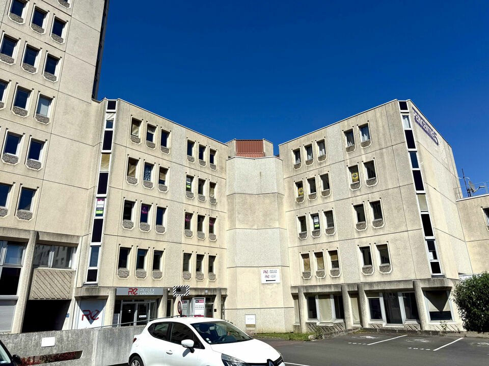 Plateau de bureaux offrant beau potentiel + division Plateau de bureaux offrant beau potentiel + division