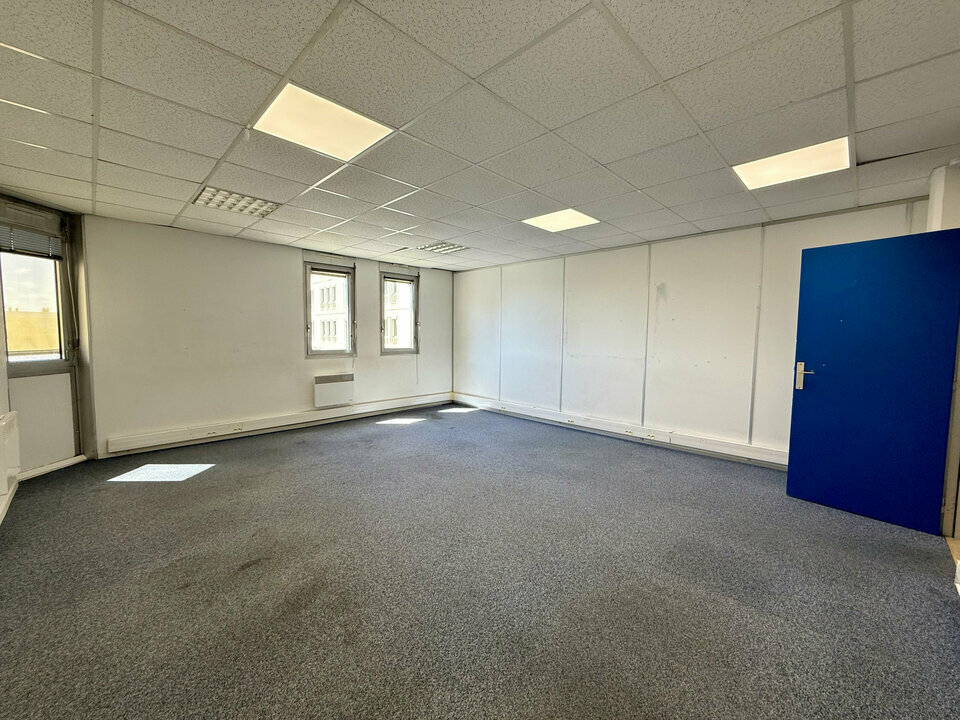 Plateau de bureaux offrant beau potentiel + division Plateau de bureaux offrant beau potentiel + division