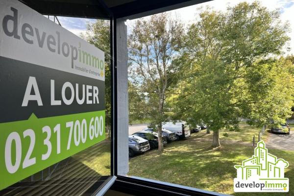 Plateau de bureaux de 74 m² à 100 m du tram - Vente et location de locaux et bureaux en Normandie