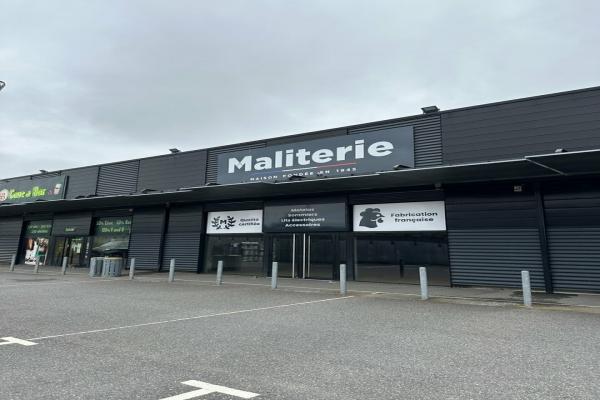 Belle opportunité commerciale - Mondeville, route de Paris. - Vente et location de locaux et bureaux en Normandie
