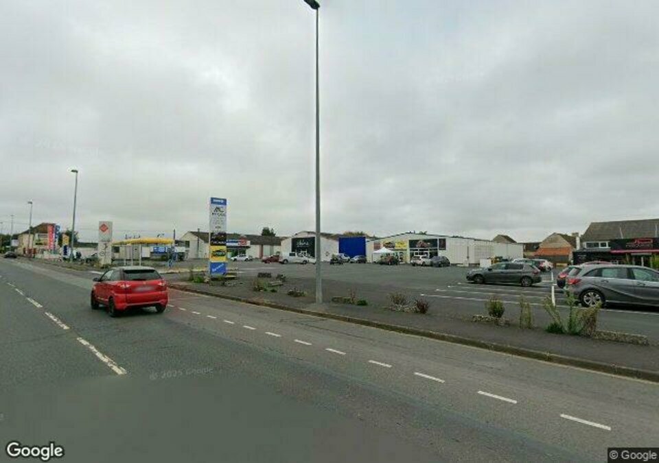 LOCAL COMMERCIAL 320 m² avec parking LOCAL COMMERCIAL 320 m² avec parking