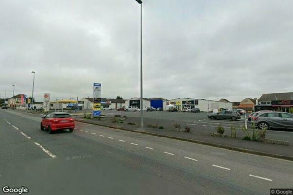 LOCAL COMMERCIAL 320 m² avec parking - Vente et location de locaux et bureaux en Normandie