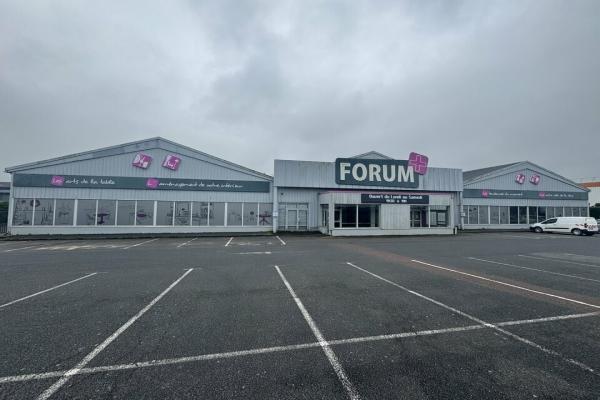 Local commercial avec parking et visibilité sur la 4 voies de Bayeux - Vente et location de locaux et bureaux en Normandie